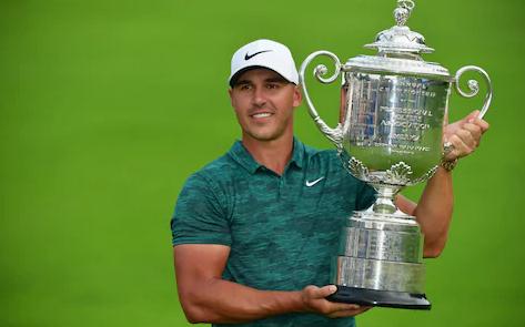 Brooks Koepka con la popolare replica del Rolex Sky-Dweller 326935